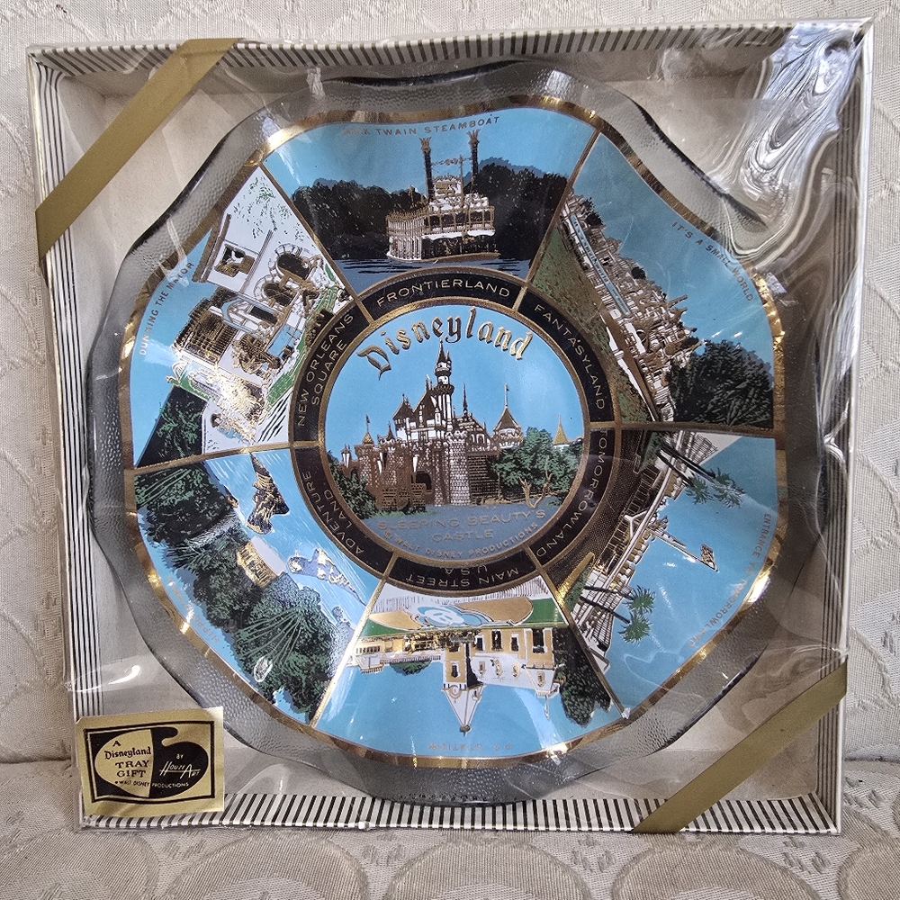 DISNEYLAND TRAY GIFT GLASS ART CANDY DISH ASHTRAY SLEEPING BEAUTY CASTLE VINTAGE